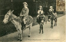 Dans le Bourbonnais Promenade de la Jeune Cavalerie Enfants montés sur mulet Ane