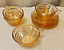 4 tasses et sous-tasses en