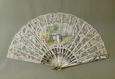 Eventail De Type Brisé Du XIXe, Signé R Serand, Brins En Nacre, Scène Romantique