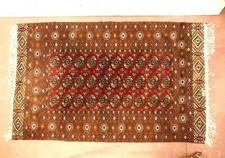 tapis d'orient fait main décor géométrique couleur dominante rouge . XX siècle .