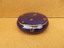SEVRES ancienne bonbonnière porcelaine bleu Datée 1924 fleurs dorées à l'or