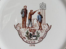 05C84 ANCIENNE ASSIETTE DE SOCIÉTÉ L'AVENIR DE BERGUES TIR CARABINE DUNKERQUE 