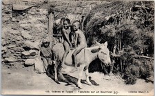 TUNISIE - Yaouleds sur un bourricot.