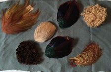 Lot de Fleurs Accessoires  En Plumes  anciennes pour chapeaux, costumes, Fêtes