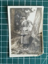 Vr233 photo circa 1910 jeune femme en pied robe carreaux arbres campagne