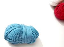 PELOTE DE LAINE EN ACRYLIQUE DIVERS COLORIS AU CHOIX