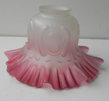 ANCIENNE TULIPE de LAMPE en VERRE ROSE DEGRADE PLISSE et MOTIF en RELIEF 18,5 cm