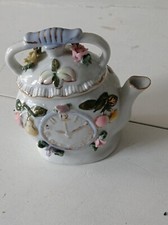 Théière décorative en porcelaine avec fleurs en relief & cadran horloge 