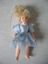 Poupée fée ailée articulée en porcelaine et tissu ange angelot de 10 cm