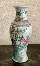 Joli vase en porcelaine