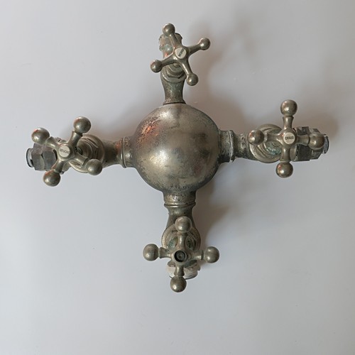 Robinetterie ancienne - ancienne, en