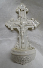Ancien bénitier Sarreguemines , porcelaine opaque ,Croix des templiers , Christ
