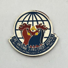55 - Pin's Antenne 2 FR3 Crédit Agricole Air France Inter UTA HILTON Coqs Globe