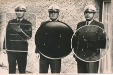 Police Hanovre Allemagne Équipement casque bouclier photo photographie v. 1960