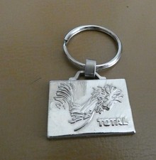 Porte cle Automobile Station Service TOTAL Pompiste Garage Coq Foot.