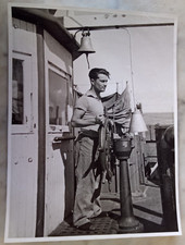 Portrait de marin a la barre , capitaine , bateau tirage argentique c 1950