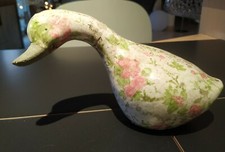 Statue canard style Art Déco. J. Line. En céramique craquelée, motifs floraux. 