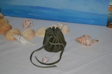 Bourse médiévale en cuir vert kaki création artisanale très belle qualité 