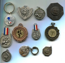 Lot de médailles sportives - football - course - ping pong - ski.....