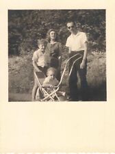 ANCIENNE PHOTOGRAPHIE DE FAMILLE ENFANT DANS SA POUSSETTE