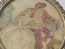 broche (Ø 5cm) peinture miniature scène romantique sous verre & structure laiton