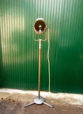ancien projecteur sur pied
