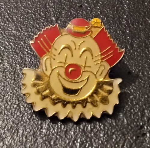 Pin humour cirque tête - pin’s,