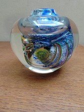 Vase en verre soufflé signé