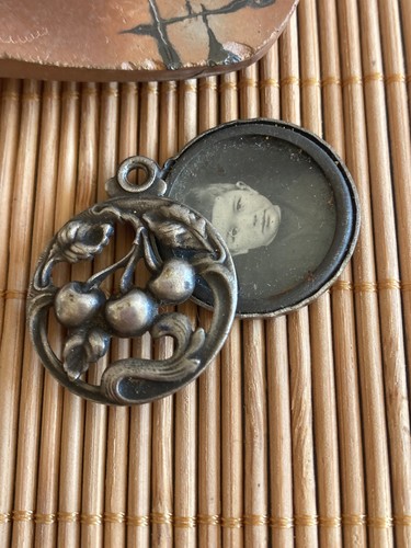 Ancien pendentif ouvrant - ancien, porte