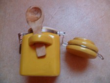 Pot à épices jaune avec sa cuillère en bois