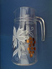 PICHET A EAU EN VERRE, à décor floral, très bon état. Hauteur 21 cm