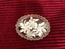 BROCHE EN LUCITE " EDELWEISS