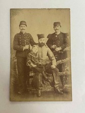 PHOTO ANCIENNE STYLE CDV ANONYME TRIO MILITAIRES SOLDATS ET UN ENFANT