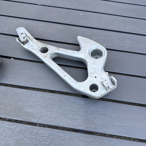 Platine repose pied droite - platine,