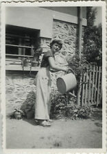 PHOTO ANCIENNE - VINTAGE SNAPSHOT - FEMME JARDIN JARDINAGE ARROSOIR - GARDEN