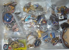 Lot de plus de 400 insignes, broches thème ski ESF fabrication Augis et autres