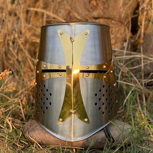 Casque médiéval croisé