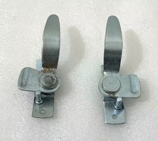 Pare-brise à loquet central