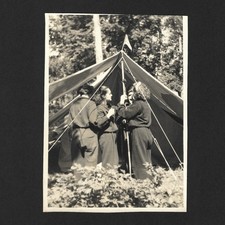 Jeunes filles scouts drapeau