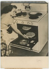 Cuisiner devant l'écran de télévision. Cuisine. 1950.