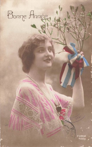 Femme souriante avec gui - cp,