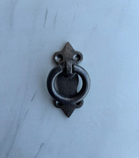 Ancien petit heurtoir de porte en fonte, anneau de coffre, poignée de traction