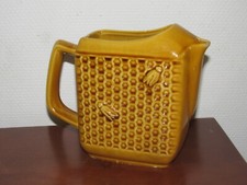 Pichet, broc en barbotine de