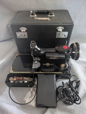 1953 SINGER Poids Plume 221-1 Machine à Coudre Étui Attaches AL548835 Travail