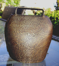 ANCIENNE CLOCHE DE VACHE SONNAILLE MÉTAL GRANITÉ" "BRONZE ?"NETTOYÉE. T.BON ÉTAT