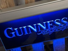 Enseigne plaque acrylique transparente gravée Logo Guinness néon bleu