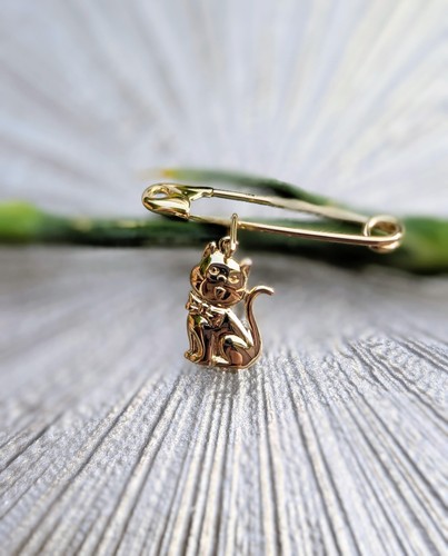 Broche épingle orné - , d'un