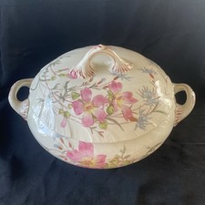 Une soupière en faïence