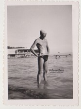 Beau jeune homme sans chemise