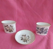 ROYAL WORCESTER 2 PETITS VASES ET UNE PETITE ASSIETTE EN PORCELAINE FINE 